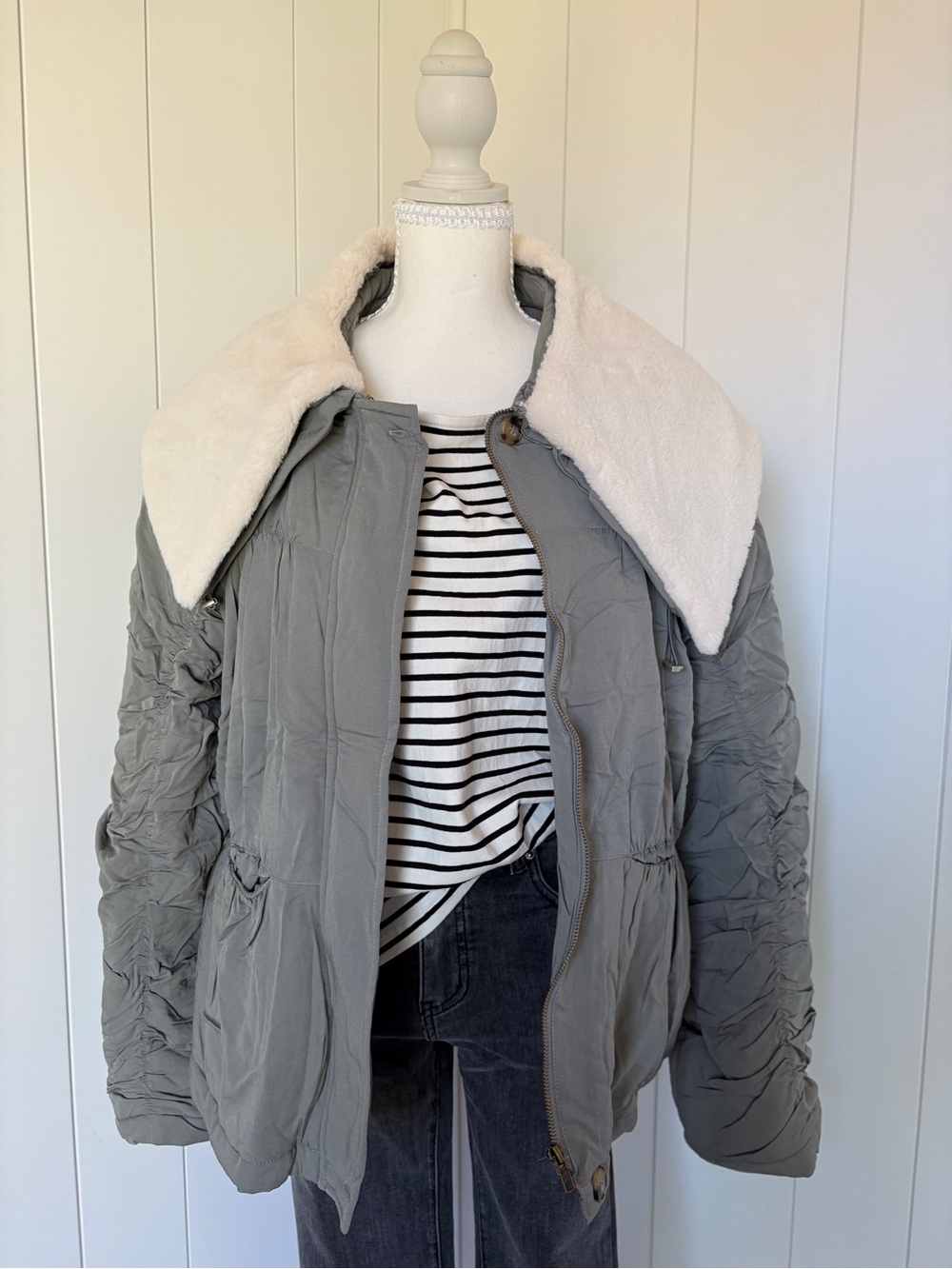 Cozy Gray Puffer Jacket with Cream Faux Fur Collar
